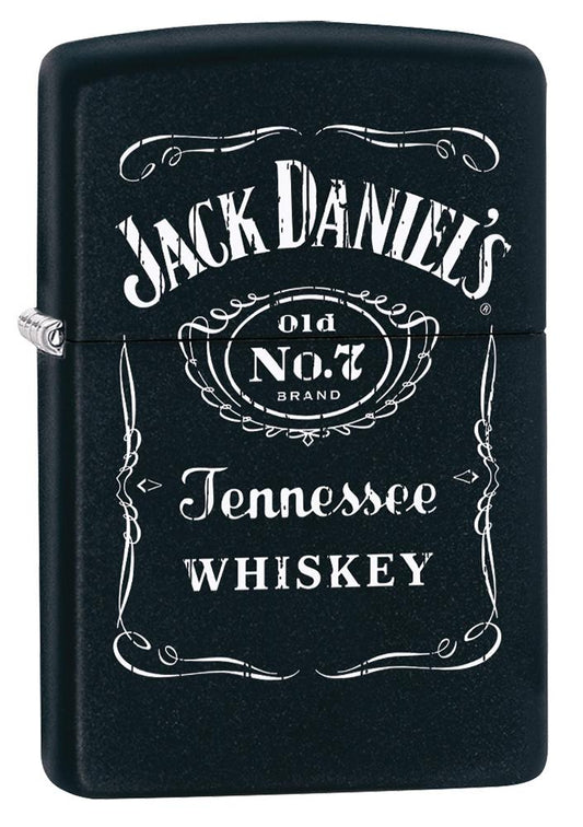 Vooraanzicht 3/4 hoek Zippo-aansteker zwart met wit Jack Daniel's-logo