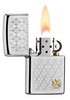 Vooraanzicht Zippo aansteker chroom gegraveerd ruitpatroon met klein klaverblad rechtsonder geopend met vlam