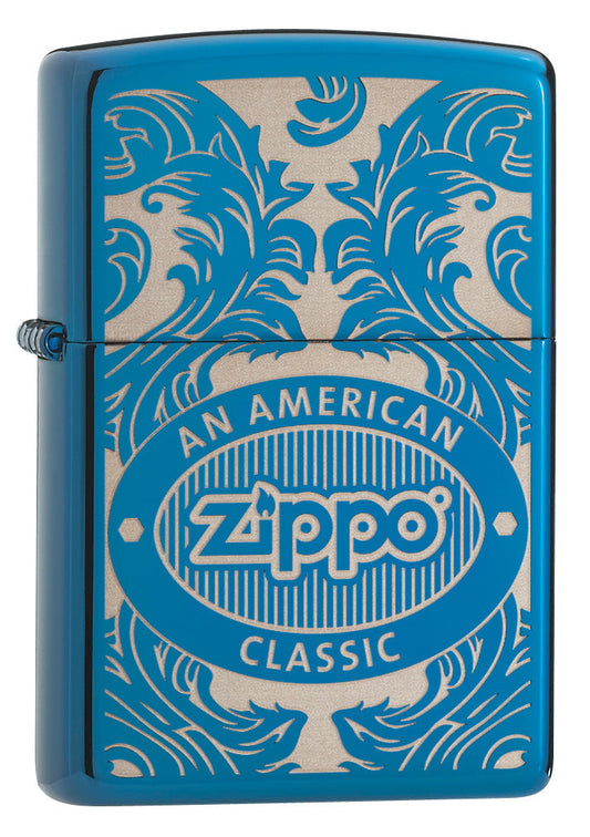 Blauwe Zippo-aansteker, vooraanzicht, driekwart hoek, omgeven door een met laser gegraveerd filigraanmotief met het Zippo-logo en "an american classic".