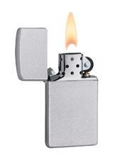 Zippo aansteker Slim Satin Chrome geopend met vlam