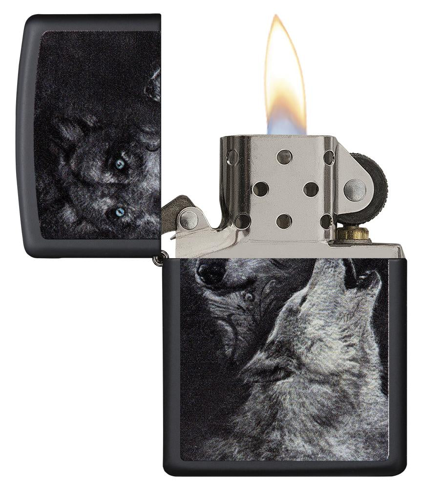 Zippo aansteker zwart met twee wolven, één huilt geopend met vlam