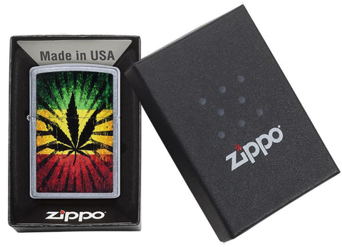  Zippo aansteker chroom met hennepblad kleuren van Jamaica op de achtergrond in open doos