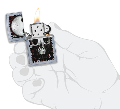 Zippo aansteker chroom doodshoofd optische illusie geopend met vlam in gestileerde hand