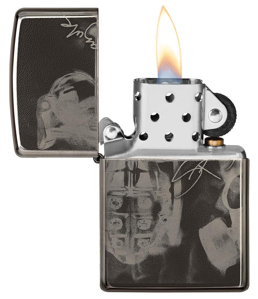 Vooraanzicht Zippo-aansteker High Polish Black met ontwerp van kunstenaar Spazuk open met vlam