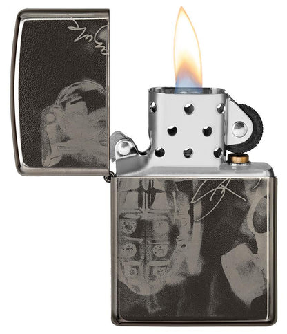 Vooraanzicht Zippo-aansteker High Polish Black met ontwerp van kunstenaar Spazuk open met vlam