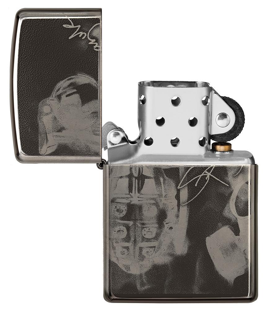 Vooraanzicht Zippo-aansteker High Polish Black met ontwerp van kunstenaar Spazuk open 