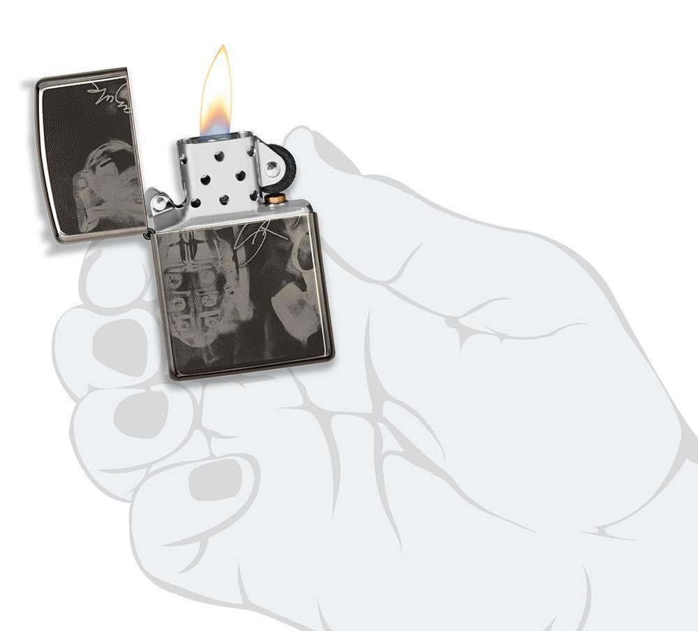 Vooraanzicht Zippo-aansteker High Polish Black met ontwerp van kunstenaar Spazuk open met vlam in handpalm