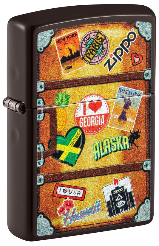 Zippo aansteker vooraanzicht ¾ hoek bruin, met een huls met verschillende stadsstickers, zoals Parijs, Hawaii, Barcelona, New York.